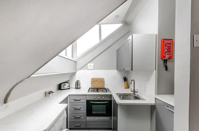 Photo 3 — Flat 10, 13 Trebovir Road, London