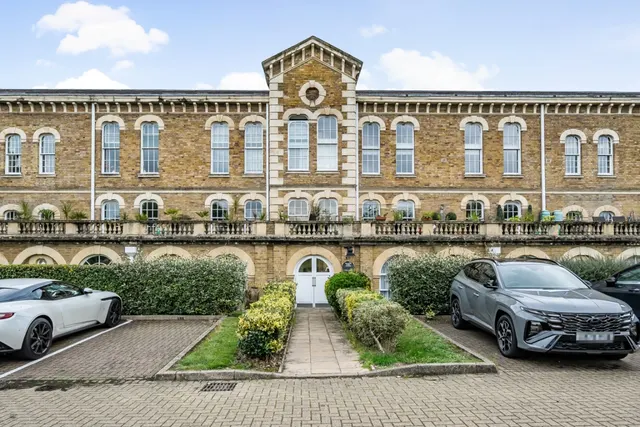 3 bedroom flat — Royal Drive, London, N11