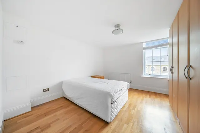 Photo 2 — Royal Drive, London, N11
