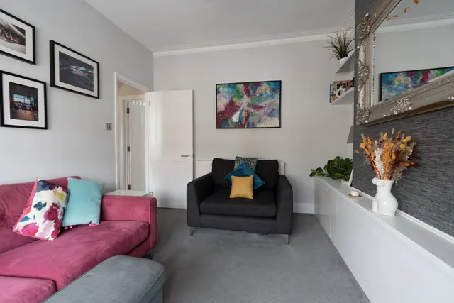 Belton Road, London, NW2, photo 2