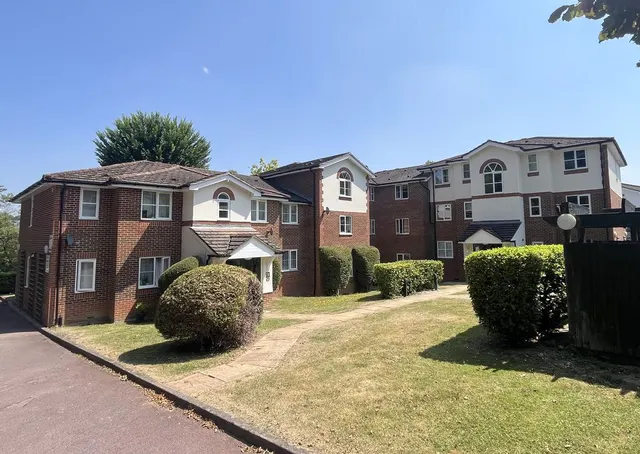 Queen Alexandra Road, High Wycombe HP11 2HJ, photo 1