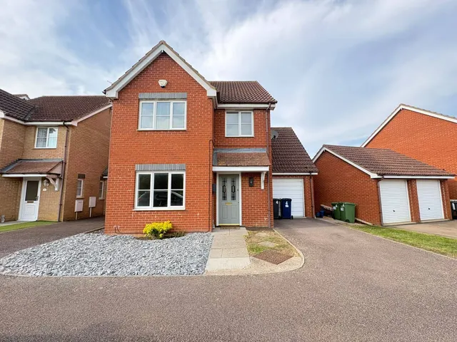 Bentley Avenue, Yaxley, PE7, photo 1