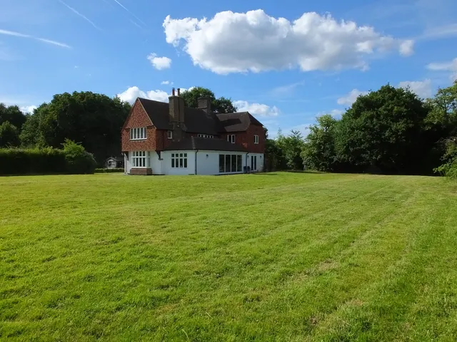 7 bedroom house — 94 Broad Street, Guildford