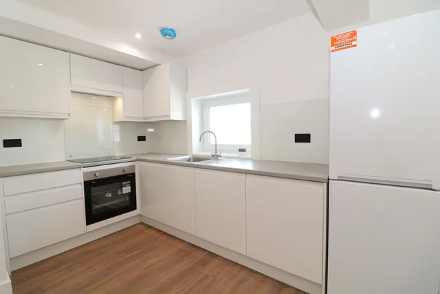 High Street, Dorking, RH4, photo 3