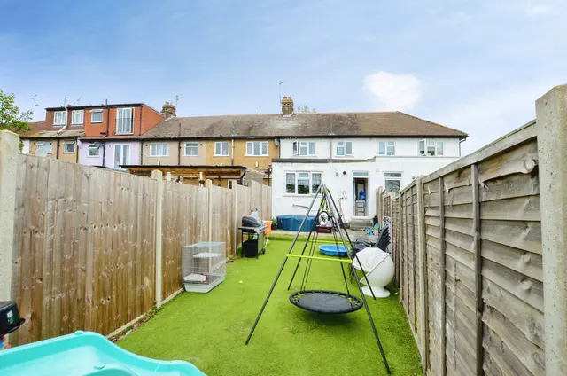 Berkeley Avenue, Greenford, UB6, photo 1