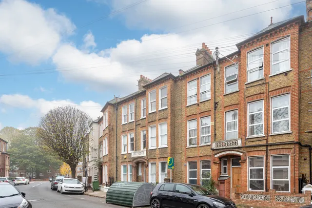 76d Tremadoc Road, London, photo 1