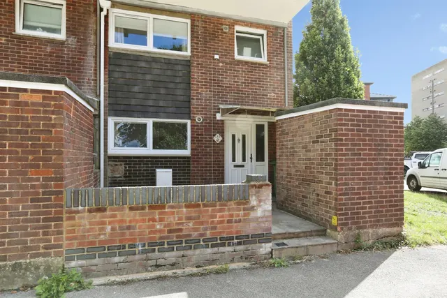 Bishopsfield Road, Fareham, photo 1