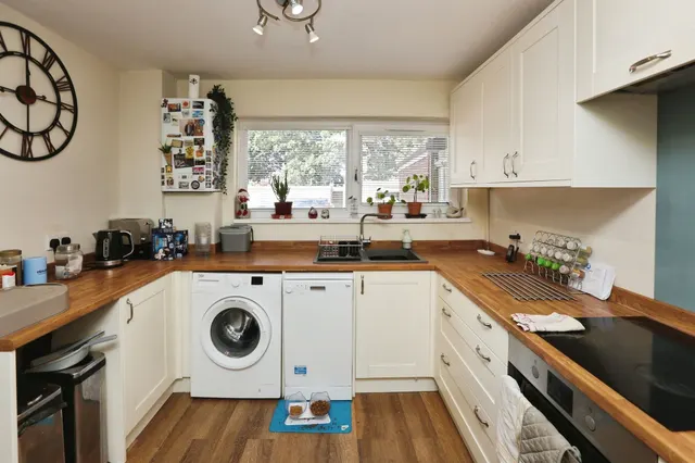 Photo 3 — Bishopsfield Road, Fareham
