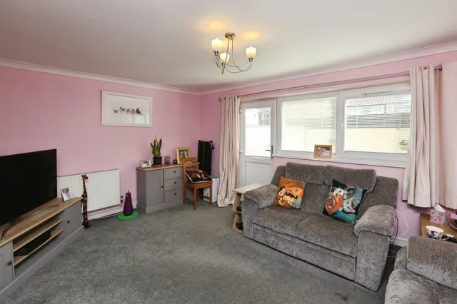 Photo 2 — Bishopsfield Road, Fareham