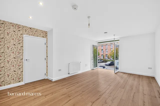 Lakeside Drive, London, NW10, photo 3