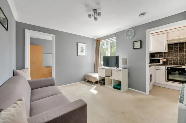 Draycott Close, London, NW2, photo 2