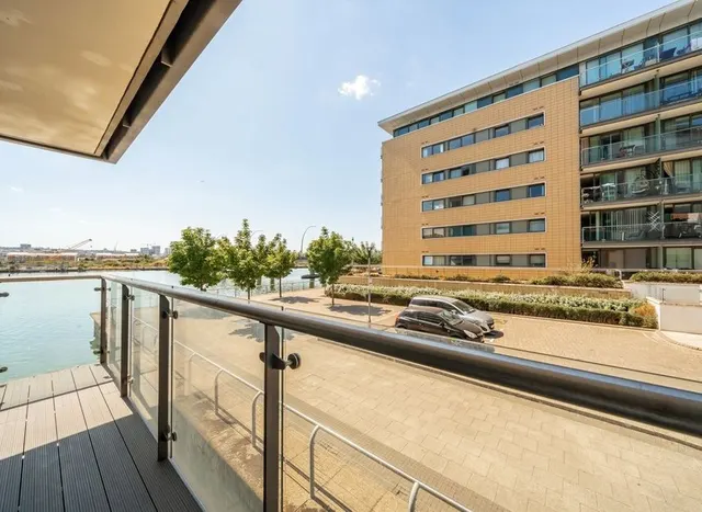 Basin Approach, Gallions Reach, E16, photo 1