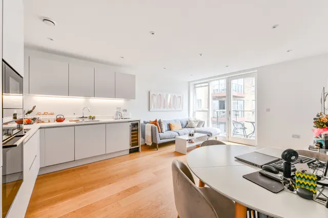 Photo 3 — Flat 18, Guildford House, Tollgate Gardens, London
