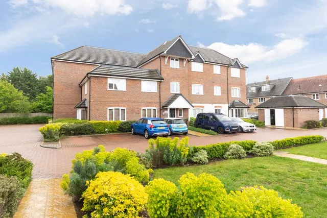 Scholars Place, Walton-On-Thames KT12 3FE, photo 1