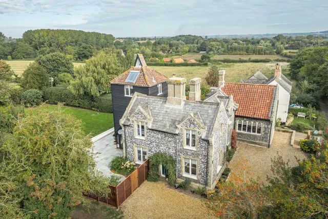 An Impressive Home with Incredible Vi, photo 1