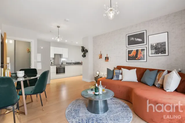 Katherine Court, Northolt, UB5, photo 1