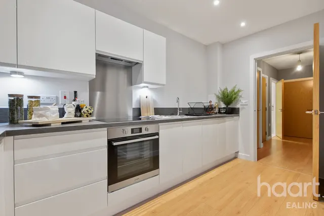 Katherine Court, Northolt, UB5, photo 2