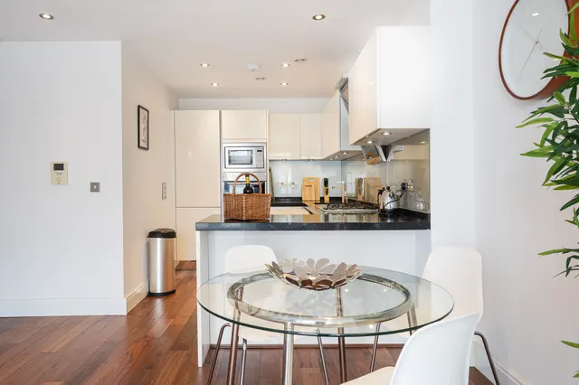 Photo 2 — Flat 7, Cheltenham House, 253 Commercial Road, London