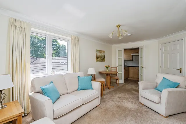 London Road, Cowplain, PO8, photo 2