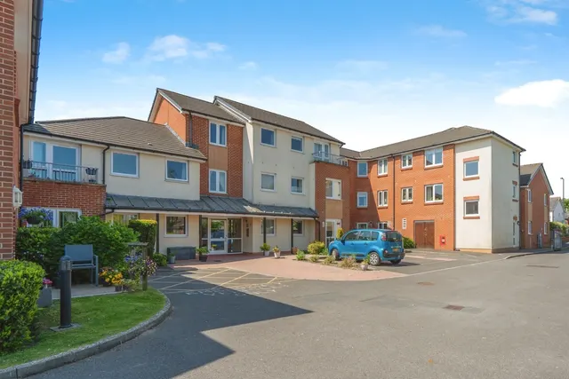 London Road, Cowplain, PO8, photo 1