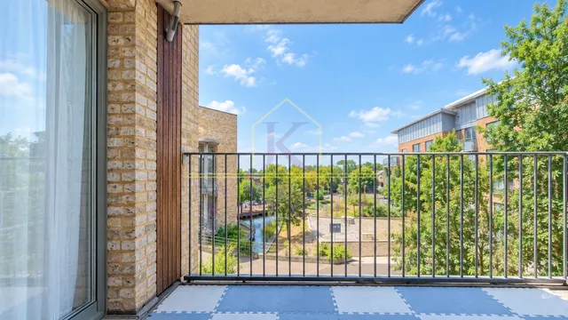 Hilltop Avenue, London, NW10, photo 1