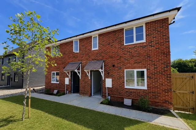 Guildford Road, Runfold, GU10, photo 1