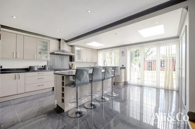 Photo 2 — Wood View, Grays, Essex, RM16 2WJ