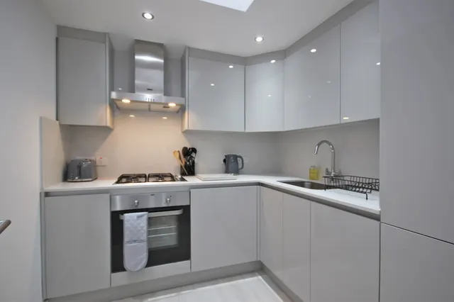 Photo 3 — Flat 27, 20 Brook Mews North, London