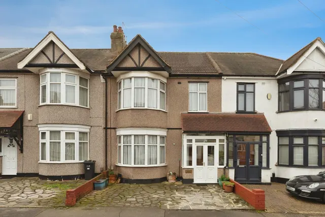 Hamilton Avenue, Ilford, IG6, photo 1