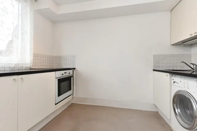 Vauxhall Bridge Road, London, SW1V, photo 2
