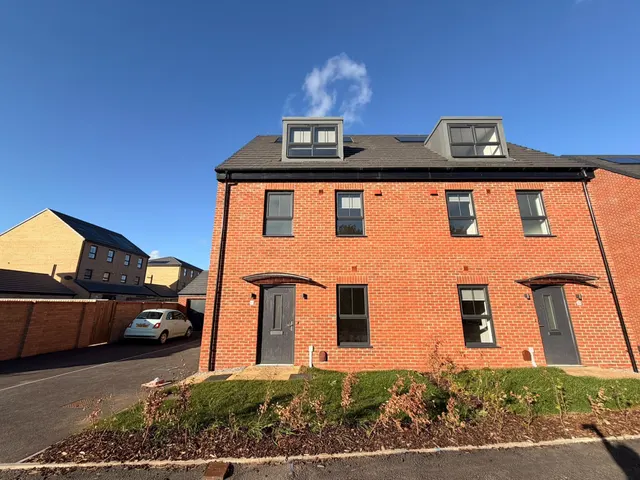 Charlotte Fox Lane, LS15, photo 1