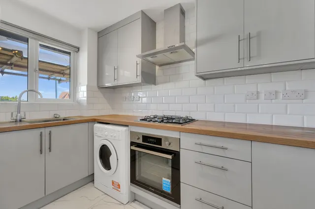 Cornmow Drive, London, NW10, photo 2