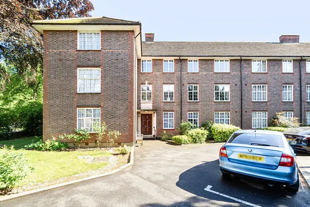 3 bedroom flat — The Green, London, N14