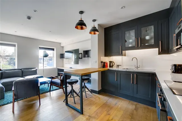 Photo 3 — Room 2 83A Lavender Hill, London