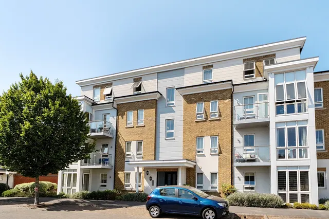 Kingfisher Drive, Maidenhead, photo 1