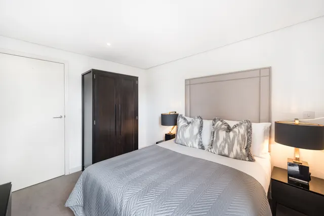 3 bedroom flat, bathrooms, W2