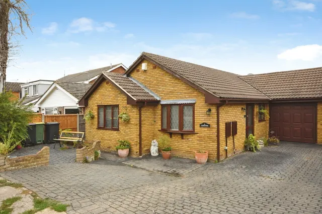 3 bedroom house — Riverview Gardens, Hullbridge, Hockley, Essex, SS5