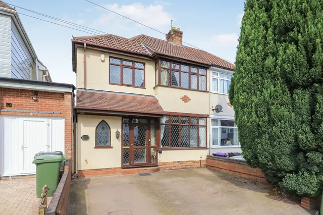 Burland Avenue, Claregate, WV6, photo 1