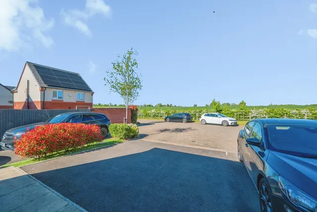 Photo 2 — Hewett Close, Tamworth, Staffordshire, B79