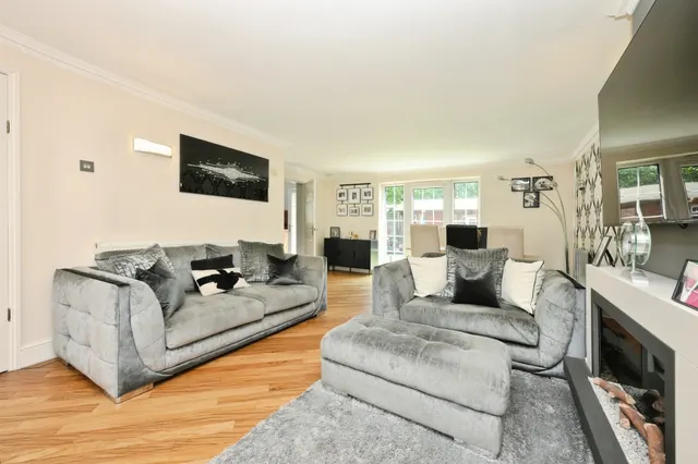 Photo 3 — High Wood Road, Hoddesdon