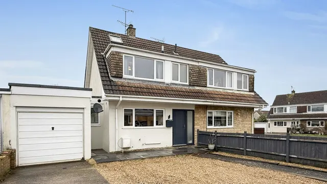 Langholm Avenue, Warminster, photo 1
