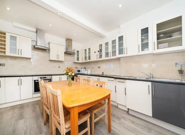 Photo 2 — Adelaide Grove, Shepherds Bush, W12