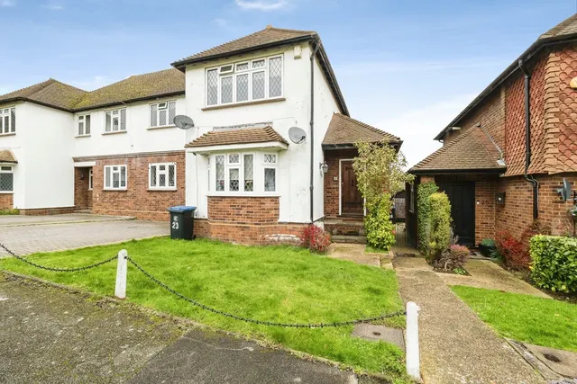 Warren Court, Chigwell, Essex, IG7, photo 1
