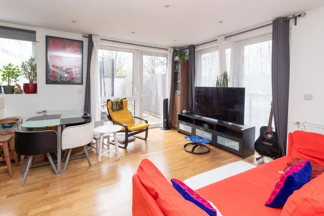 Green Lane, HA8, photo 3