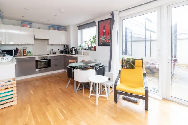 Green Lane, HA8, photo 1