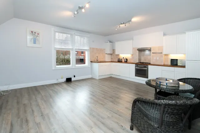 Brighton Road, Surbiton, KT6, photo 2