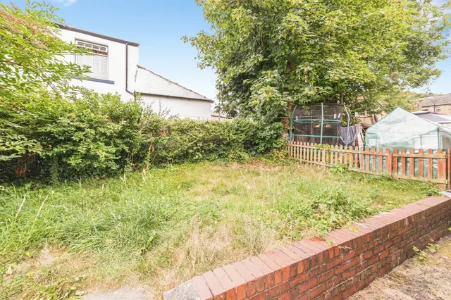 Photo 2 — Almondbury Bank, Almondbury, Huddersfield