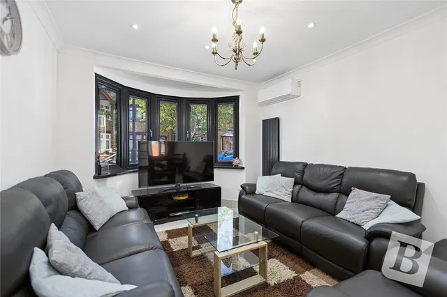Park Avenue, London, E6, photo 1