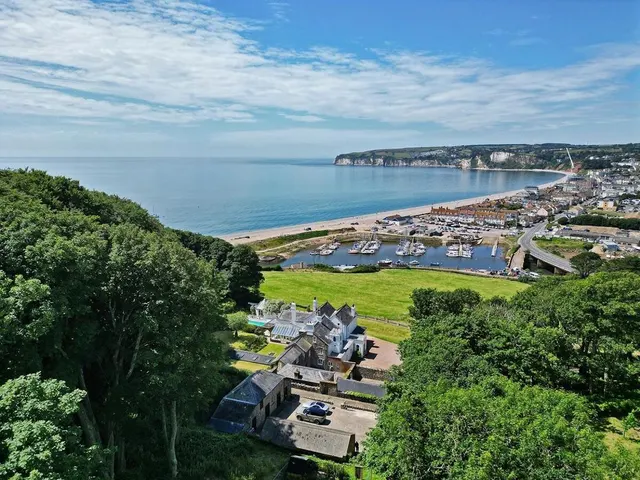 Axmouth, EX12, photo 2
