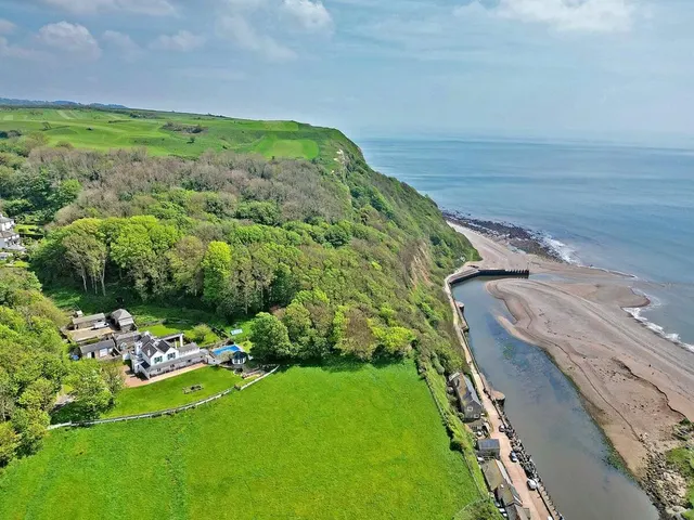 Axmouth, EX12, photo 3